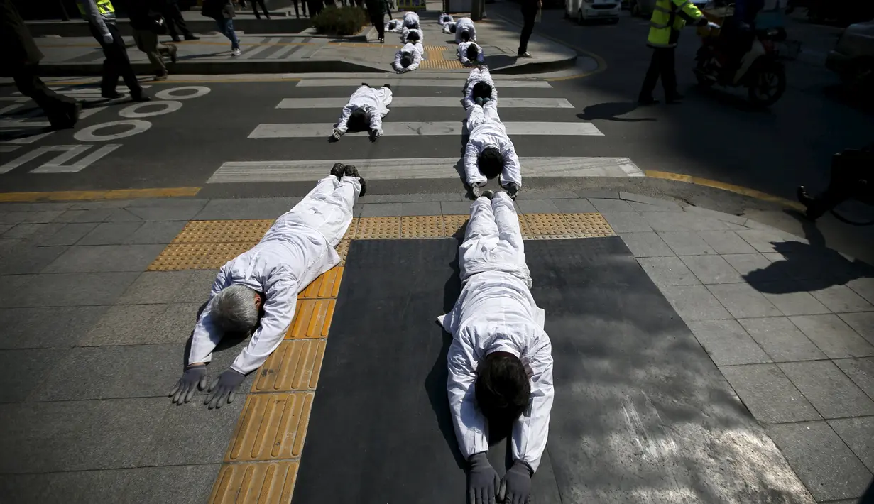 Upacara oleh umat Budha di tengah kota Seoul, sebagai aksi meminta pemerintah setempat untuk mengangkat kapal feri Sewol yang tenggelam sebelum peringatan setahun tragedi tersebut, Seoul, Korsel, Kamis (26/3/2015). (Reuters/Kim Hong-Ji)