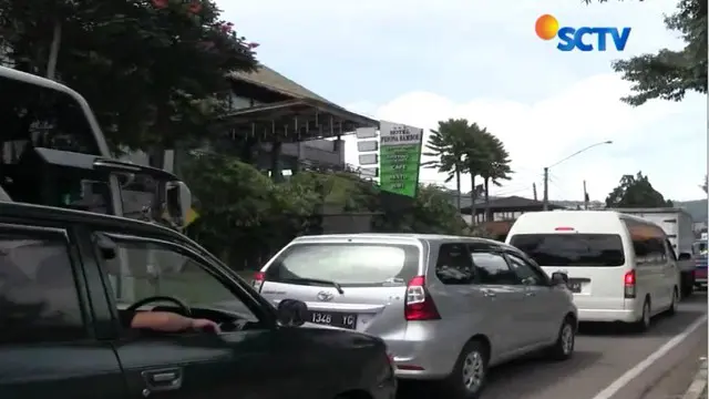 Titik simpul kemacetan menuju kawasan wisata Lembang terjadi di Simpang Panorama dan pertigaan Beatrik.