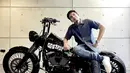 <p>Harley-Davidson bergaya bobber merupakan motor kesayangannya yang sering digunakan touring bersama klub motor komedi The Prediksi. (Source: Instagram/@desta80s)</p>