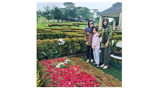 7 Potret BCL Kembali Ziarah ke Makam Ashraf Setelah Manggung, Tetap Tegar