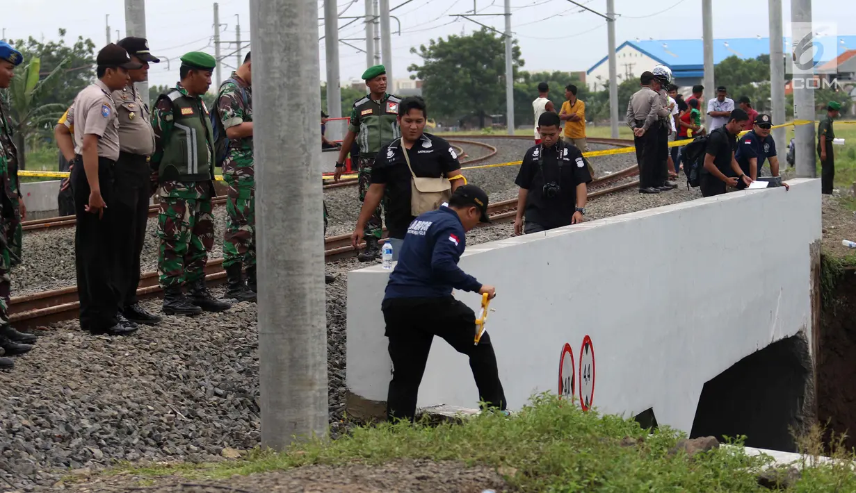 Aparat gabungan mengamankan olah TKP longsornya Underpass Perimeter Selatan, Bandara Soekarno Hatta (Soetta), Tangerang, Banten, Selasa (6/2). Dalam kejadian tersebut sebuah mobil ikut tertimbun. (Liputan6.com/Angga Yuniar)