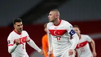 Striker Turki, Burak Yilmaz (kanan) merayakan gol ke gawang Belanda pada Kualifikasi Piala Dunia 2020 Grup G di Ataturk Olympic Stadium, Kamis (25/3/2021) dini hai WIB. (AFP/Murad Sezer)