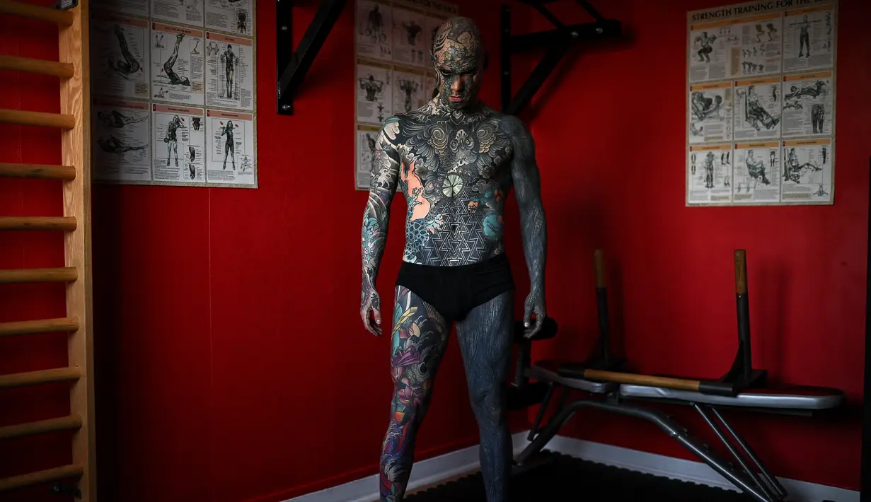Guru sekolah dasar Prancis dan penggemar tato Sylvain Helaine, yang dikenal sebagai Freaky Hoody, berpose selama sesi foto di Palaiseau, selatan pinggiran kota Paris (22/9/2020). (AFP/Christophe Archambault)