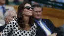 Duchess of Cambridge, Kate Middleton saat menyaksikan pertandingan antara petenis asal Inggris, Andy Murray melawan petenis Rusia, Alexander Bublik pada babak pertama Wimbledon di London, Inggris (3/7). (AFP Photo/Adrian Dennis)