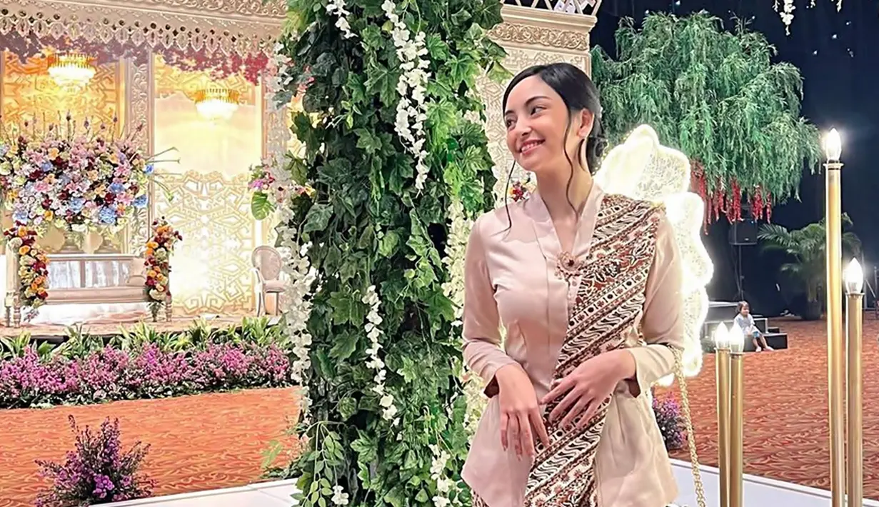 Aktris dan model yang sudah banyak menghiasi layar kaca dengan perannya di puluhan judul FTV baru-baru ini tampil menawan dalam acara pernikahan sahabat. Terlihat sangat anggun dengan busana model kebaya berwarna coklat, gayanya ini pun tetap kekinian. (Liputan6.com/IG/valtifanka)