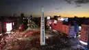 Tugu Obelisk diterangi dengan pesan yang berbunyi dalam bahasa Spanyol: "Kami berada di final," Argentina sehari menjelang final Piala Dunia 2022, di Buenos Aires, Argentina, Sabtu, 17 Desember 2022. Argentina akan melawan Prancis pada babak final di Stadion Lusail Iconic, Minggu (18/12). (AP Photo/Rodrigo Abd)