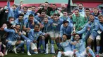 Para pemain Manchester City berpose dengan trofi merayakan kemenangan atas Tottenham Hotspur pada pertandingan final Piala Liga Inggris di stadion Wembley di London, Senin (26/4/2021). City menang tipis atas Tottenham dengan skor 1-0. (AP Photo/Alastair Grant)