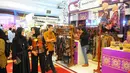 Pengunjung mengamati berbagai produk dalam pameran DhawaFest Pesona 2019 di Kementerian Keuangan, Jakarta, Rabu (8/5/2019). Acara pameran produk lokal nusantara tersebut diselenggarakan hingga 10 Mei 2019 mendatang. (Liputan6.com/Angga Yuniar)