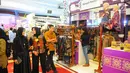 Pengunjung mengamati berbagai produk dalam pameran DhawaFest Pesona 2019 di Kementerian Keuangan, Jakarta, Rabu (8/5/2019). Acara pameran produk lokal nusantara tersebut diselenggarakan hingga 10 Mei 2019 mendatang. (Liputan6.com/Angga Yuniar)