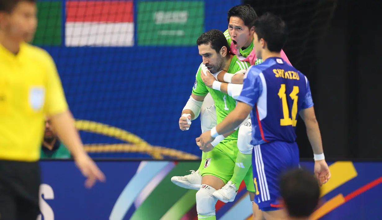 Usai tertinggal, Timnas Futsal Indonesia menerapkan strategi power play saat laga menyisakan 5 menit lagi. Nyatanya Indonesia malah kebobolan gol ketiga melalui sepakan kiper Higor Pires usai memanfaatkan telatnya Muhammad Iqbal Rahmatullah kembali ke pertahanan usai melepaskan tendangan yang dapat dimentahkan Higor Pires. (AFC)