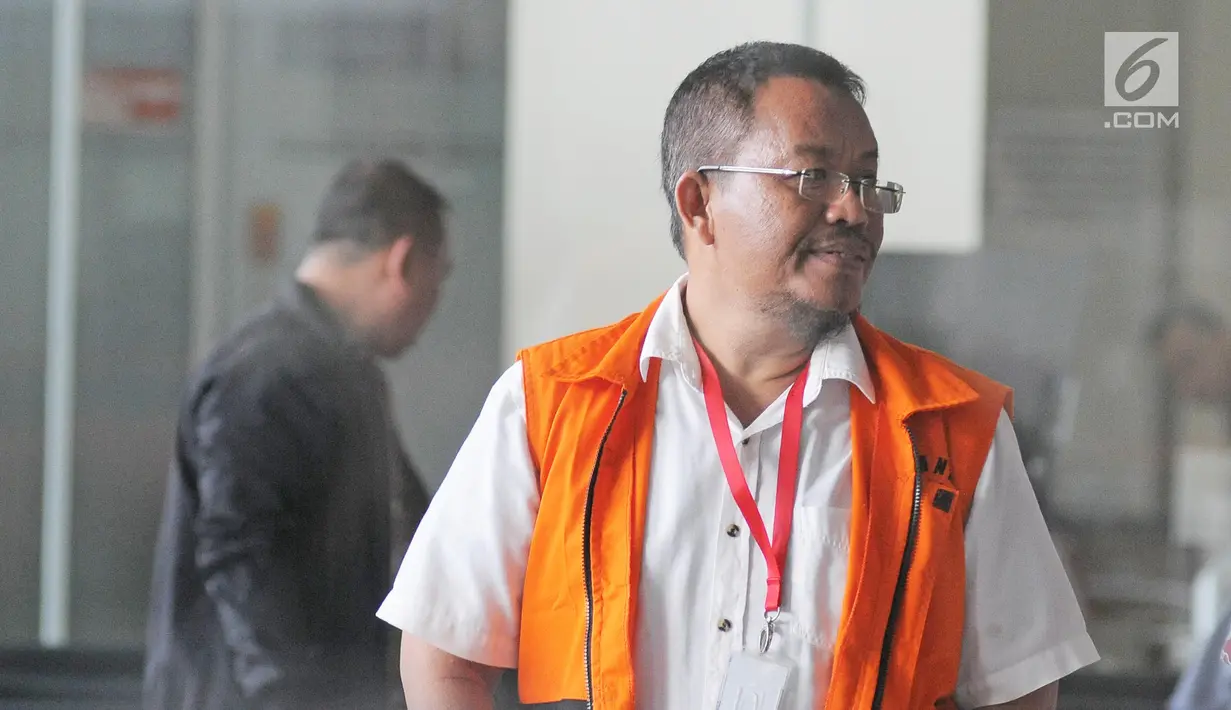 Tersangka penerima dugaan suap anggota DPRD Provinsi Jambi, Supriyono saat berada di Gedung KPK, Jumat (9/2). Kabiro Humas KPK Febri Diansyah mengatakan jika Supriyono masih dibutuhkan untuk proses penyidikan. (Liputan6.com/Herman Zakharai)