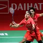 Pebulutangkis ganda putra Indonesia, Leo Rolly Carnando/Daniel Marthin berusaha mengembalikan kok ke arah pasangan Denmark, Kim Astrup/Anders Skaarup Rasmussen pada laga final Indonesia Masters 2024 di Istora Senayan, Jakarta, Minggu (28/01/2024). (Bola.com/Bagaskara Lazuardi)