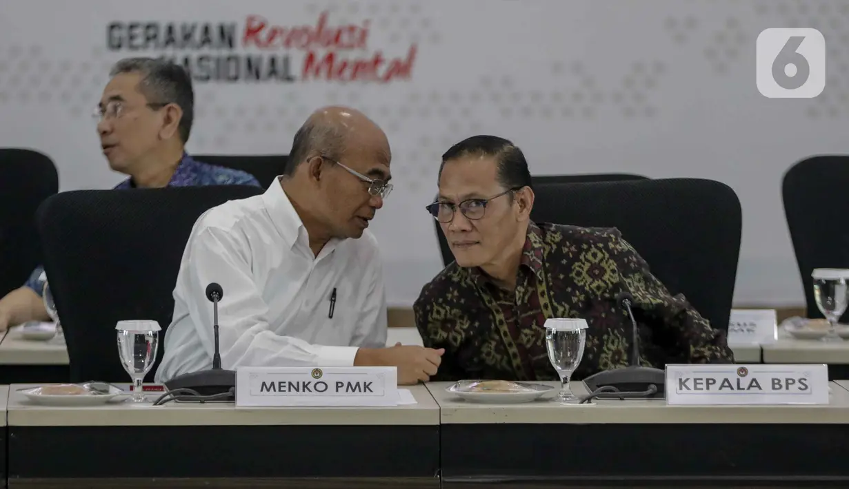 Menko Bidang PMK, Muhadjir Effendy berbincang dengan Kepala BPS Suhariyanto sebelum memimpin rakor tingkat menteri di Kantor Kemenko PMK, Jakarta, Kamis (20/2/2020). Rakor membahas kebijakan transformasi subsidi terkait isu rencana pemerintah mencabut subsidi elpiji 3kg. (Liputan6.com/Faizal Fanani)
