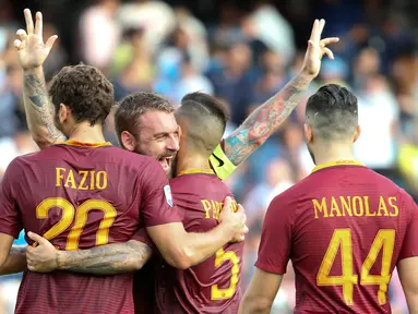 Para pemain AS Roma merayakan gol saat melawan Napoli pada lanjutan Serie A Italia di San Paolo Stadium, Naples (15/10/2016). (REUTERS/Stefano Rellandini)