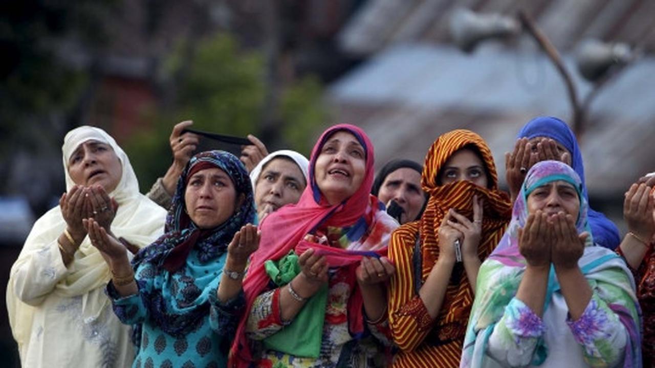 Histeris doa muslim Kashmir di masjid penyimpan rambut Rasulullah