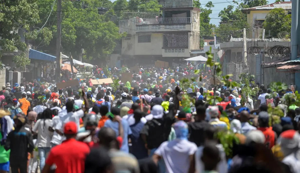Sementara itu sebuah kelompok aktivis hak asasi manusia (HAM) mendesak komunitas dunia internasional untuk segera turun tangan dan ikut mengakhiri kekerasan yang dilakukan oleh geng-geng kriminal di Haiti. (Richard PIERRIN/AFP)