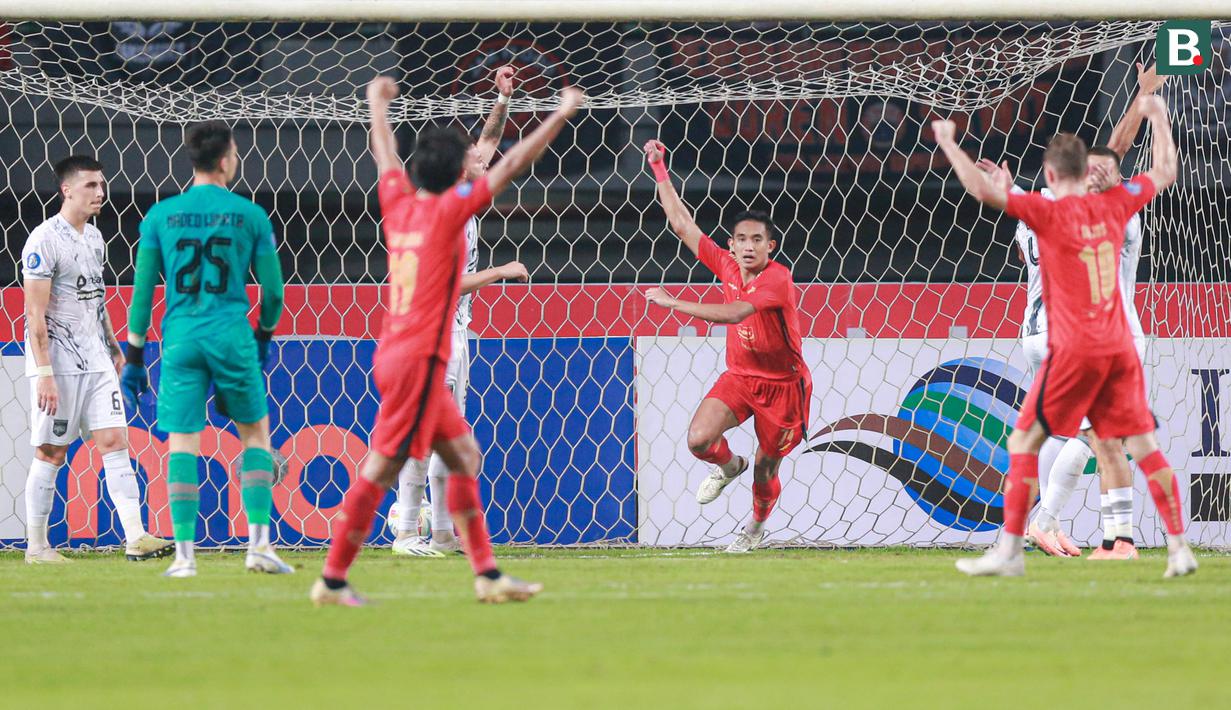 <p>Selebrasi pemain&nbsp;Persija Jakarta, Rizky Ridho&nbsp;(dua kanan), setelah&nbsp;mencetak gol ke gawang&nbsp;Borneo FC dalam pertandingan pekan ketujuh BRI Liga 1 2023/2024 yang berlangsung di Stadion Patriot Candrabhaga, Bekasi, Rabu (9/8/2023). (Bola.com/Bagaskara Lazuardi)</p>