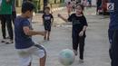 Anak-anak pencari suaka bermain sepak bola di halaman bekas Markas Kodim di Kalideres, Jakarta, Selasa (16/7/2019). Sebelumnya, para pencari suaka dari berbagai negara berkonfilk ini tinggal di pinggir jalan dan trotoar di kawasan Kebon Sirih, Jakarta. (Liputan6.com/Helmi Fithriansyah)