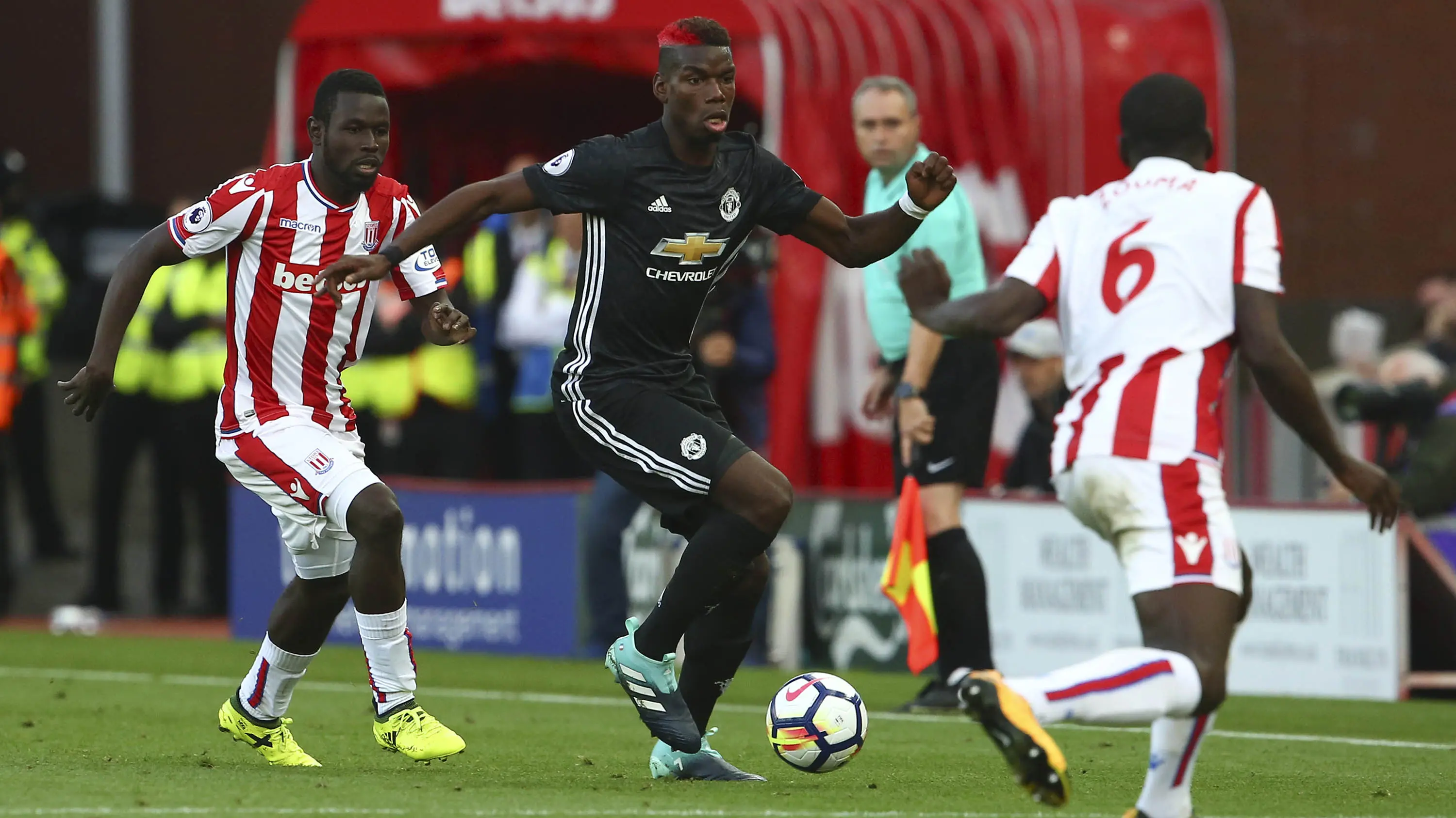 Paul Pogba memiliki peran penting untuk Manchester United. (AFP/Geoff Caddick)