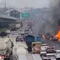 Kecelakaan dua mobil di KM 06 Tol Jakarta-Cikampek pada Rabu (1/5/2024). Kedua mobil tersebut hangus terbakar. (Foto: Istimewa)