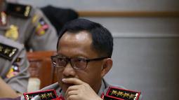 Kapolri Jenderal Tito Karnavian saat rapat dengan Komisi III di Gedung Parlemen Senayan, Jakarta, Senin (5/12). Rapat juga membahas kelanjutan kasus Buni Yani, dan penangkapan aktivis HMI pasca bentrok 4 November 2016 lalu. (Liputan6.com/Johan Tallo)