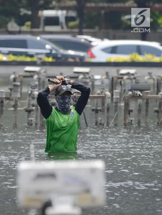 Pekerja melakukan perbaikan kolam air mancur Bundaran HI, Jakarta, Sabtu (23/2). Perbaikan tersebut dilakukan untuk mengganti barang yang rusak dan sekaligus pengecekan fungsi air mancur. (Merdeka.com/Imam Buhori)