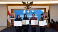 Penandatangan NPHD dilakukan oleh Bupati Banyuwangi Ipuk Fiestiandani (tengah); Ketua Komisi Pemilihan Umum (KPU) Banyuwangi, Dwi Anggraini Rahman; Kepala Badan Pengawas Pemilu (Bawaslu), Adrianus Yansen Pale (Istimewa)