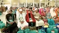 Isak Tangis Warnai Kedatangan Jemaah Haji Kloter 1 di Tanah Air