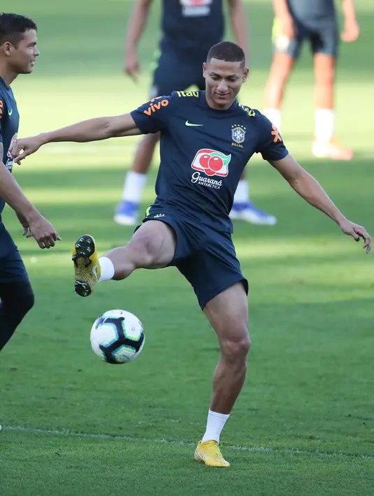 Gelandang Brasil,  Richarlison (kanan) berusaha mengontrol bola selama sesi latihan di pusat pelatihan Cruzeiro di Belo Horizonte, Brasil (1/7/2019). Argentina dan Brasil akan bertanding pada semifinal Copa America 2019. (AP Photo/Natacha Pisarenko)