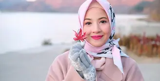 Seiring perkembangan zaman, para wanita berhijab semakin terlihat tampil modis. Seperti halnya Natasha Rizky yang pandai memadukan hijab dengan berbagai jenis busana. Terlebih, ia pun gemar memakai hjab persegi. (Instagram/natasharizkynew)