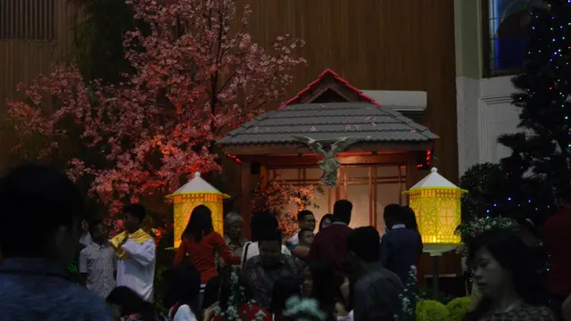 Para jemaat tak henti berkeliling di altar yang telah disulap bernuansa negeri sakura. (Foto: Liputan6.com/Muhamad Ridlo).