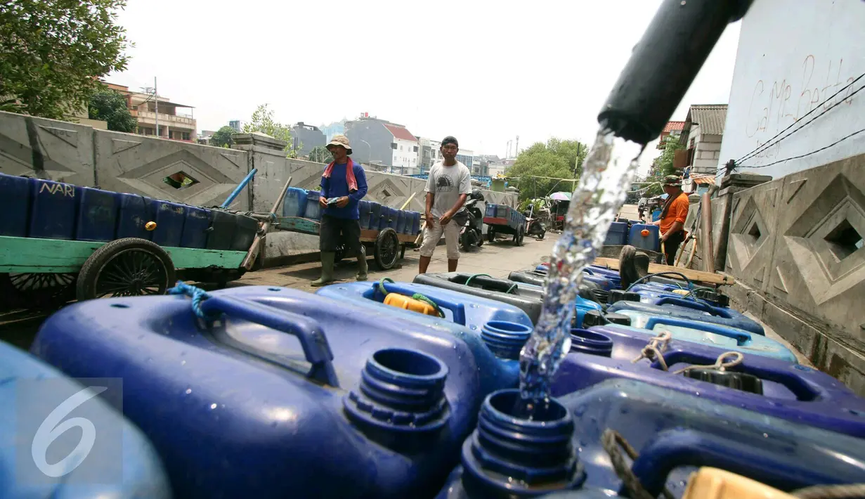 Proses pengisian air dalam dirigen di Jakarta, Rabu (30/11). Air yang dijual 10 ribu per dirigen tersebut banyak dibutuhkan warga yang tinggal di pesisir Jakarta dikarenakan sulitnya mendapatkan air bersih. (Liputan6.com/Angga Yuniar)