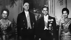 Ki-ka: Istri Presiden Prancis Yvonne de Gaulle, Presiden Prancis Jenderal de Gaulle, Raja Bhumibol Adulyadej dan istrinya Sirikit berpose bersama usai makan malam di Istana Elysee di Paris pada 12 Oktober 1960. (AFP PHOTO)