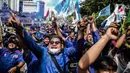 Massa buruh yang tergabung dalam Konfederasi Serikat Pekerja Seluruh Indonesia (KSPSI) dan Serikat Pekerja Nasional (SPN) demo di kawasan Patung Kuda, Jakarta, Kamis (12/5/2022). Aksi tersebut untuk memperingati May Day serta menolak Omnibuslaw UU Cipta Kerja Nomor 11 Tahun 2020 dan meminta klaster ketenagakerjaan kembali ke substansi UU Nomor 13 Tahun 2003. (Liputan6.com/Faizal Fanani)