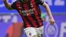 Gelandang AC Milan Hakan Calhanoglu berusaha menembak bola saat bertanding melawan Inter Milan pada pertandingan Liga Serie A Italia di stadion San Siro di Milan 21 Februari 2021. Calhanoglu meneken kontrak berdurasi tiga tahun hingga 30 Juni 2024. (AFP/Miguel Medina)