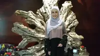 Meski karyanya relatif mahal, Revalina S Temat ternyata tak mengutamakan harga tinggi saat membeli hijab untuk dikenakan sendiri. (Liputan6.com/Dinny Mutiah)
