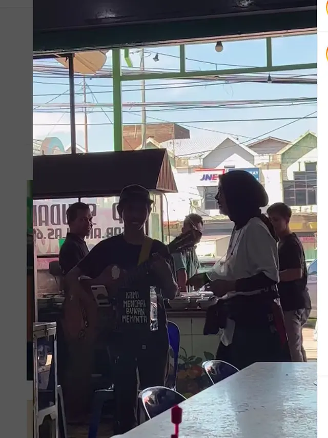 Tantri nyanyi bareng pengamen