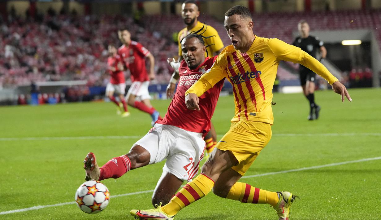 Pada menit ke-77 bek Barcelona, Sergino Dest (kanan) kedapatan handball di kotak penalti. Lewat Rekaman VAR akhirnya Barcelona diganjar hukuman tendangan penalti. (AP/Armando Franca)