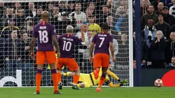 Kiper Tottenham Hotspur Hugo Lloris menepis tendangan penalti penyerang Manchester City Sergio Aguero saat bertanding pada leg pertama perempat final Liga Champions 2018-2019 di Tottenham Hotspur Stadium, London, Selasa (9/4). (Reuters/ Peter Nicholls)