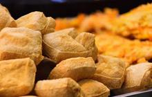 Penjual Tahu Goreng di China Viral karena Cara Berjualannya Unik