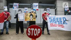 Massa mengenakan pelindung wajah dan masker saat menggelar aksi di depan Kedubes Korea Selatan di Jakarta, Kamis (25/6/2020). Dalam aksinya, mereka meminta Korsel membatalkan rencana pendanan untuk proyek PLTU Jawa 9 dan 10 di Banten yang dinilai merusak lingkungan. (Liputan6.com/Faizal Fanani)