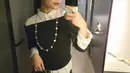 Jika dibandingkan dengan penampilan Andy Sachs yang diperankan oleh Anne Hathaway, Prilly berhasil meniru keseluruhan formula gaya ikonik tersebut dengan sangat baik. Mulai dari layering kemeja putih dan sweater hitam, hingga penggunaan topi newsboy dan statement necklace, semuanya terasa seperti ode yang manis untuk karakter yang menginspirasi jutaan pencinta mode. [@prillylatuconsina96].