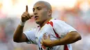 Sevilla's Ernesto Chevanton celebrates after scoring against Athletic de Bilbao during a Spanish league football match at the Sanchez Pizjuan stadium in Sevilla on October 5, 2008. AFP PHOTO/ CRISTINA QUICLER