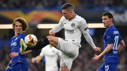 Striker Eintracht Frankfurt, Luka Jovic, mengontrol bola saat menghadapi Chelsea pada pertandingan leg kedua semifinal UEFA Europa League di Stamford Bridge, London (9/5). Frankfurt kalah 4-3 lewat adu penalti. (AFP/Ben Stansall).