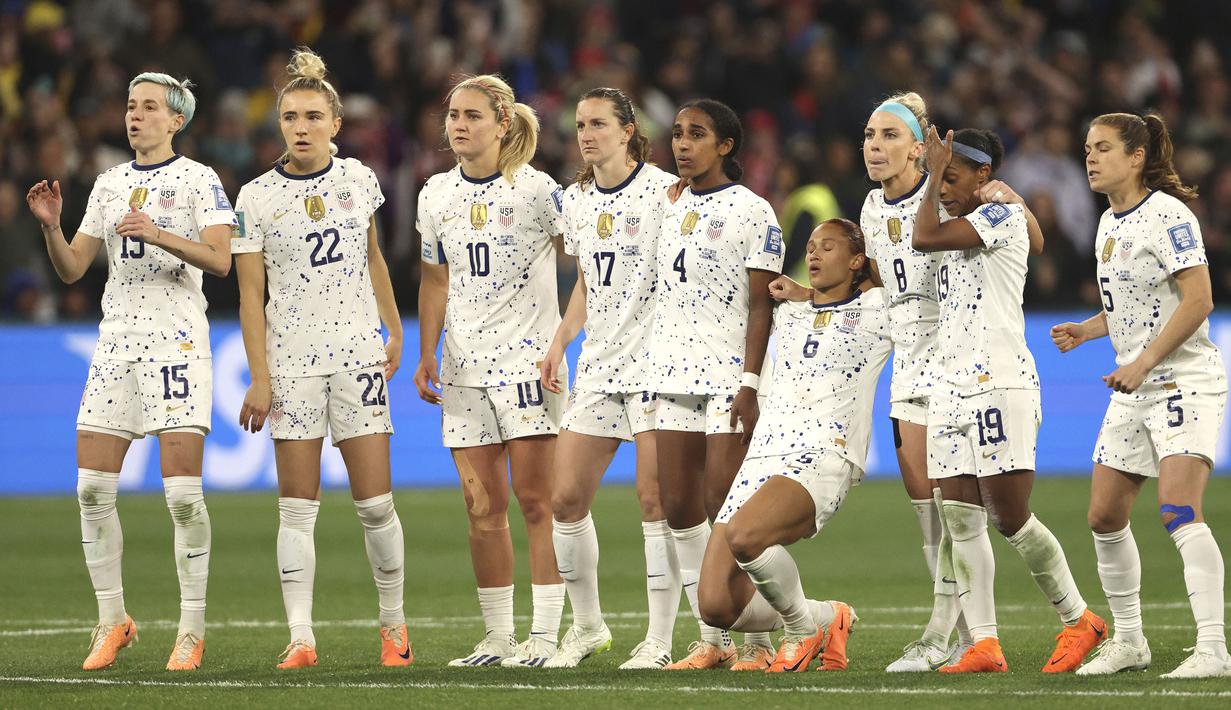 Reaksi kecewa pemain Amerika Serikat setelah kalah dari Swedia pada babak adu penalti saat laga 16 besar Piala Dunia Wanita 2023 di Melbourne Rectangular Stadium, Melbourne, Australia, 6 Agustus 2023. (AP Photo/Hamish Blair)