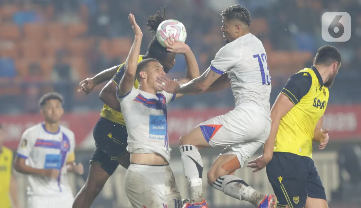 Mengimbangi Oxford pada babak pertama membuat Port FC tampil menekan pada babak kedua. Hasilnya, klub Thailand ini berbalik unggul 2-1 pada menit ke-48. Adalah Barayan Perea yang mengantar Port FC unggul usai menaklukkan kiper Matthew Ingram. (Liputan6.com/Helmi Fithriansyah)