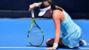 Petenis Inggris, Johanna Konta terjatuh saat melawan petenis AS, Bernarda Pera pada babak kedua turnamen Australia Terbuka 2018 di Melbourne, Kamis (18/1). Konta yang ada di peringkat 10 dunia dijungkalkan dua set langsung 4-6, 5-7. (AP/Andy Brownbill)