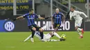 Pemain Inter Milan, Henrikh Mkhitaryan, berebut bola dengan pemain Empoli, Jean-Daniel pada laga Liga Italia di Stadion Giuseppe Meazza, Milan (23/1/2023). Skuad asuhan Simone Inzaghi dipermalukan sang tamu dengan skor 0-1. (AP Photo/Luca Bruno)