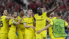 Tren positif Inter Milan di Liga Champions 2022/2023 terus berlanjut. Selangkah lagi Nerazzurri akan mengulangi pencapaian 13 tahun lalu dengan lolos ke semifinal terakhir mereka yang akhirnya menjadi juara pada musim 2009/2010. Inter Milan praktis telah menjejakkan satu kakinya di babak semifinal setelah mampu menang 2-0 atas tuan rumah Benfica pada leg pertama babak perempatfinal yang digelar di markas Benfica, Rabu (12/4/2023) dini hari WIB. Dua gol tim tamu dicetak oleh Nicolo Barella pada menit ke-51 dan eksekusi penalti Romelu Lukaku (82'). (AP Photo/Armando Franca)