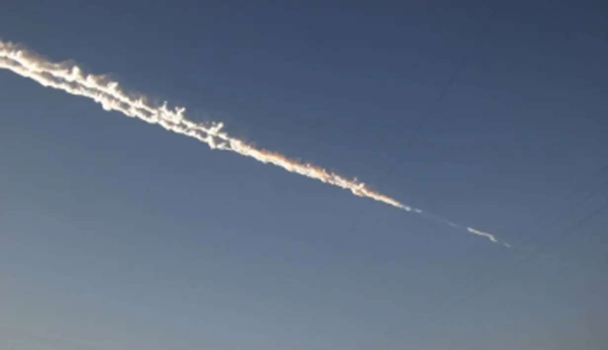 Sebuah bola api tertangkap kamera saat melintas di atas langit Kota Murmansk, Rusia pada Sabtu (19/4/2014) (Livescine.com)
